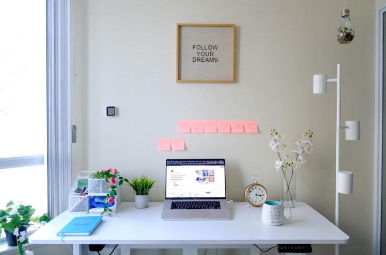 How I Use Digital Whiteboards to Organize Ideas (and Keep My Desktop Clean).
